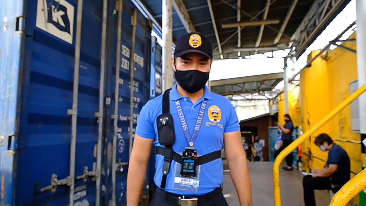 A Philippine customs officer is carrying a Hytera body-worn camera during an inspection