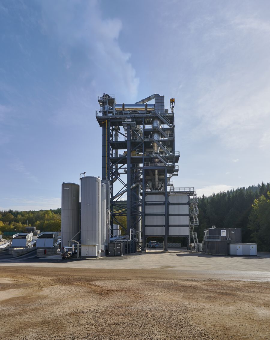 Reduced-temperature asphalt can be retrofitted to any asphalt mixing plant using Benninghoven's Plug & Work principle – via the foam bitumen module or solid or liquid additive feed systems.