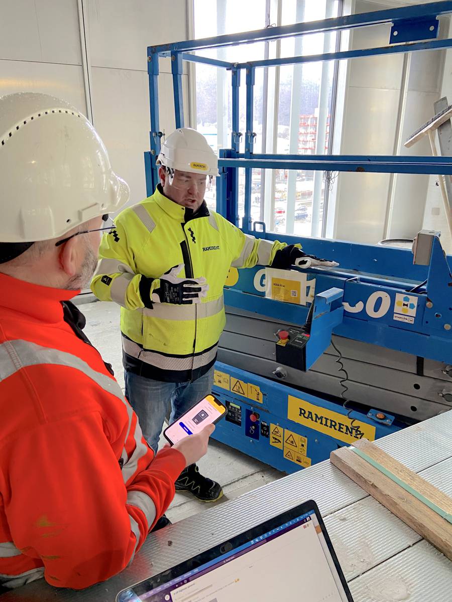 NEW SOLUTION: Ramirent sales representative Lars Marceliussen (in the back) informs a customer at the construction site of the new county hall in Bergen on how the new RamiShare app solution for Ramirent works.
