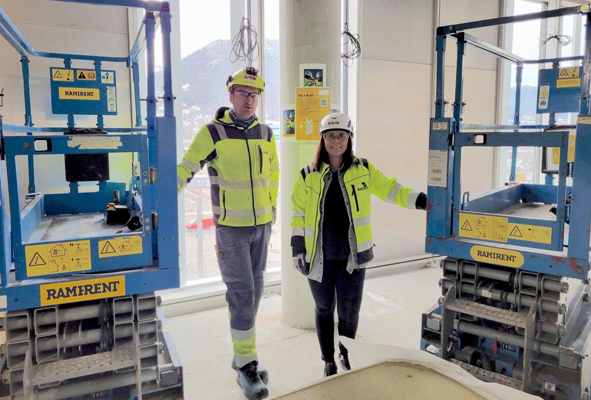 SATISFIED USER: ”We are located on a large and cramped construction site in the center, and by using the new system we get far fewer players to deal with and far less traffic through the construction area,” explains Edvin Hesjedal from LAB Entreprenør AS; here with Ramirent sales representative Ingunn Pedersen.