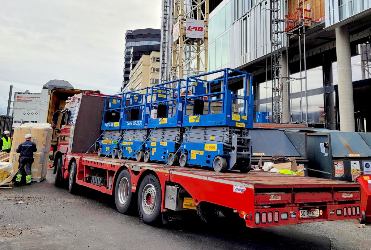 ON-SITE PLACEMENT: Lifts are transported to the fixed base with machines on the construction site in Bergen.