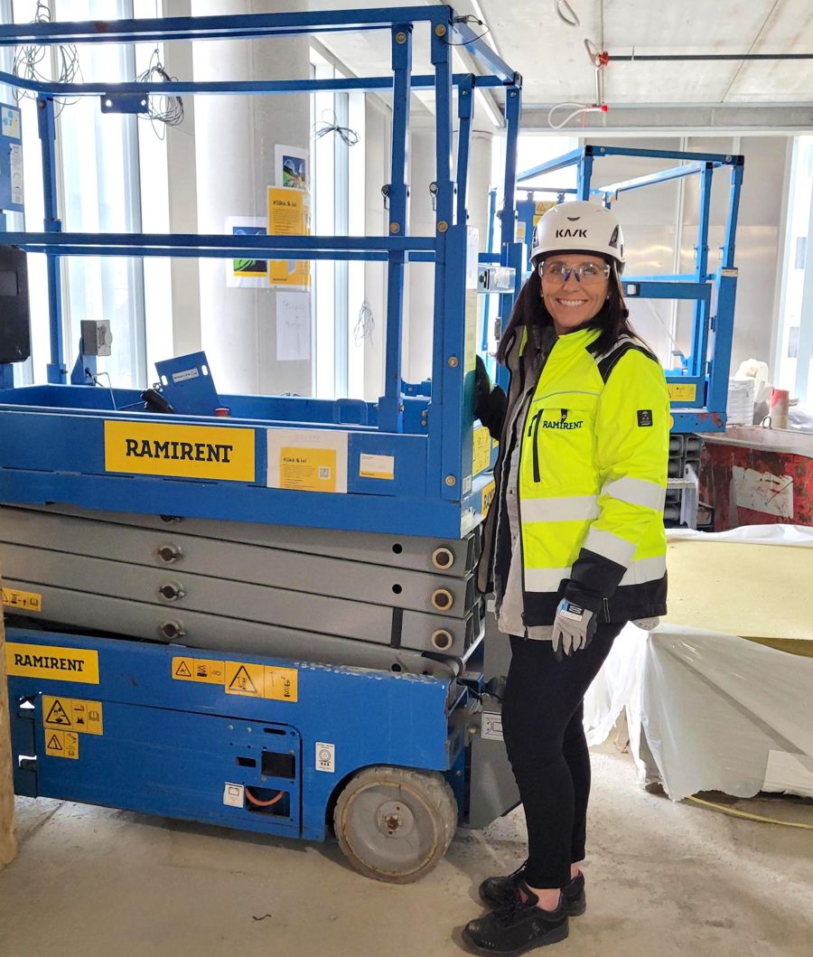 ON SITE: Ramirent sales representative Ingunn Pedersen on site at the digital "rental center" which is now being tested on the construction site of the new county hall in Bergen.