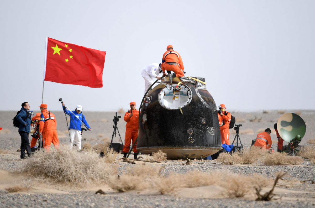 The return capsule of the Shenzhou-13 manned spaceship lands successfully at the Dongfeng landing site in North China's Inner Mongolia autonomous region, April 16, 2022. [Photo/Xinhua]