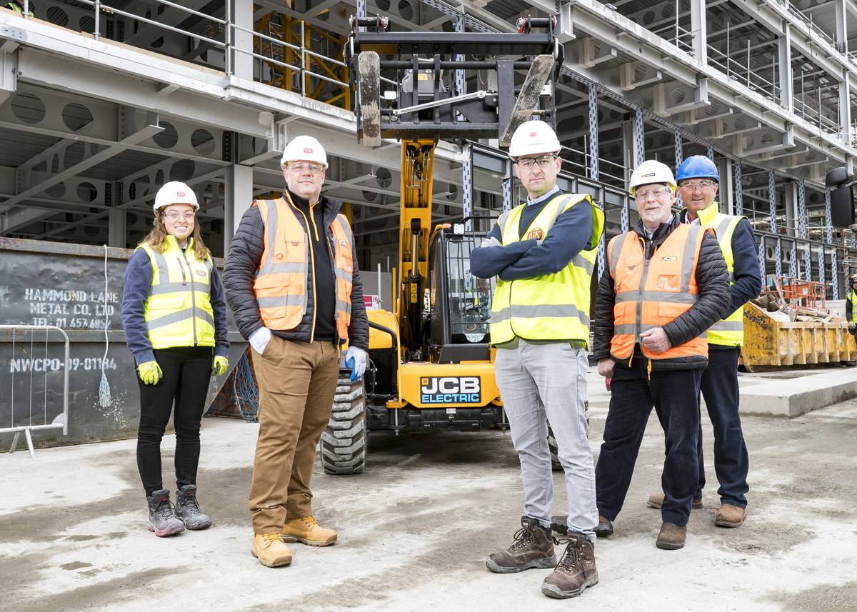 Megan Duffy, Engineer Sisk, Paul Mabey, JCB, Ian O’Connor, Energy Manager Sisk, Brendan Brady ECI JCB, Sales Representative and Denis Murray, ECI JCB, Managing Director at a construction site in Dublin Docklands at the arrival of Ireland’s first JCB electric telehandler. Fennell Photography 2022