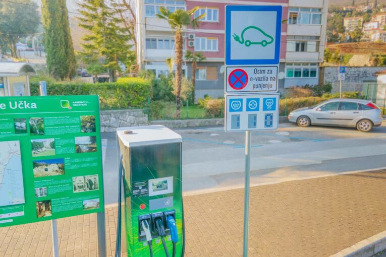 Ynvisible's digital e-paper Road Signs show EV charging station availability