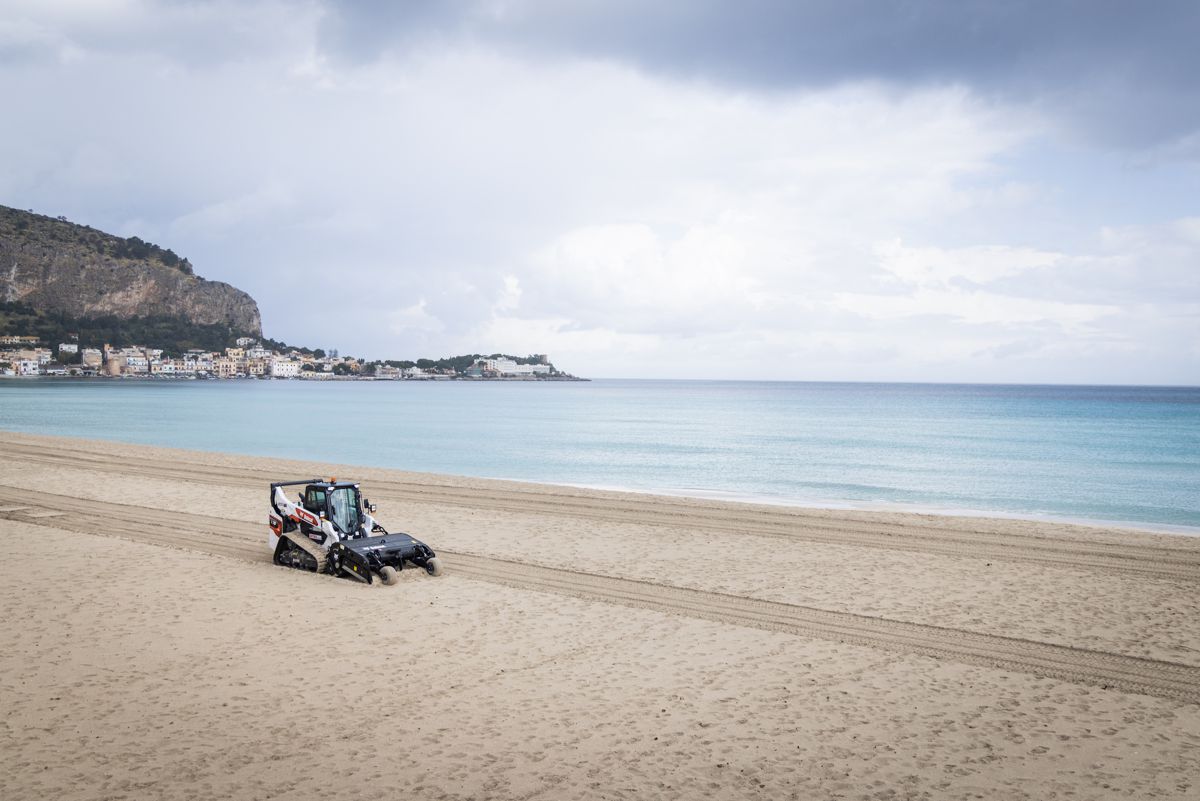 Sicilian beaches gets the Bobcat Sand Cleaning Treatment