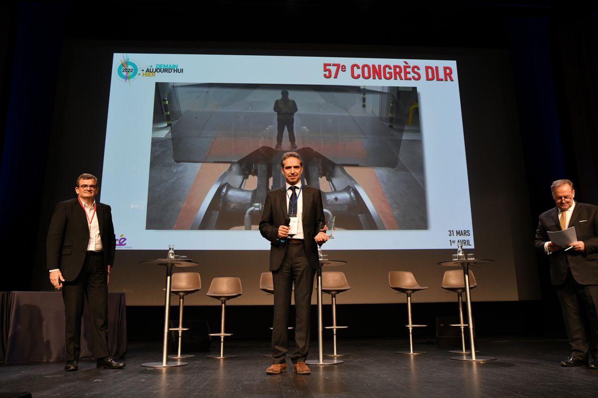 Gilles Bendaoud (centre), Vice President of Sales & Marketing for Doosan Infracore Europe, receiving the Jury’s Favourite Award for the Transparent Bucket at the DLR 2022 Congress.