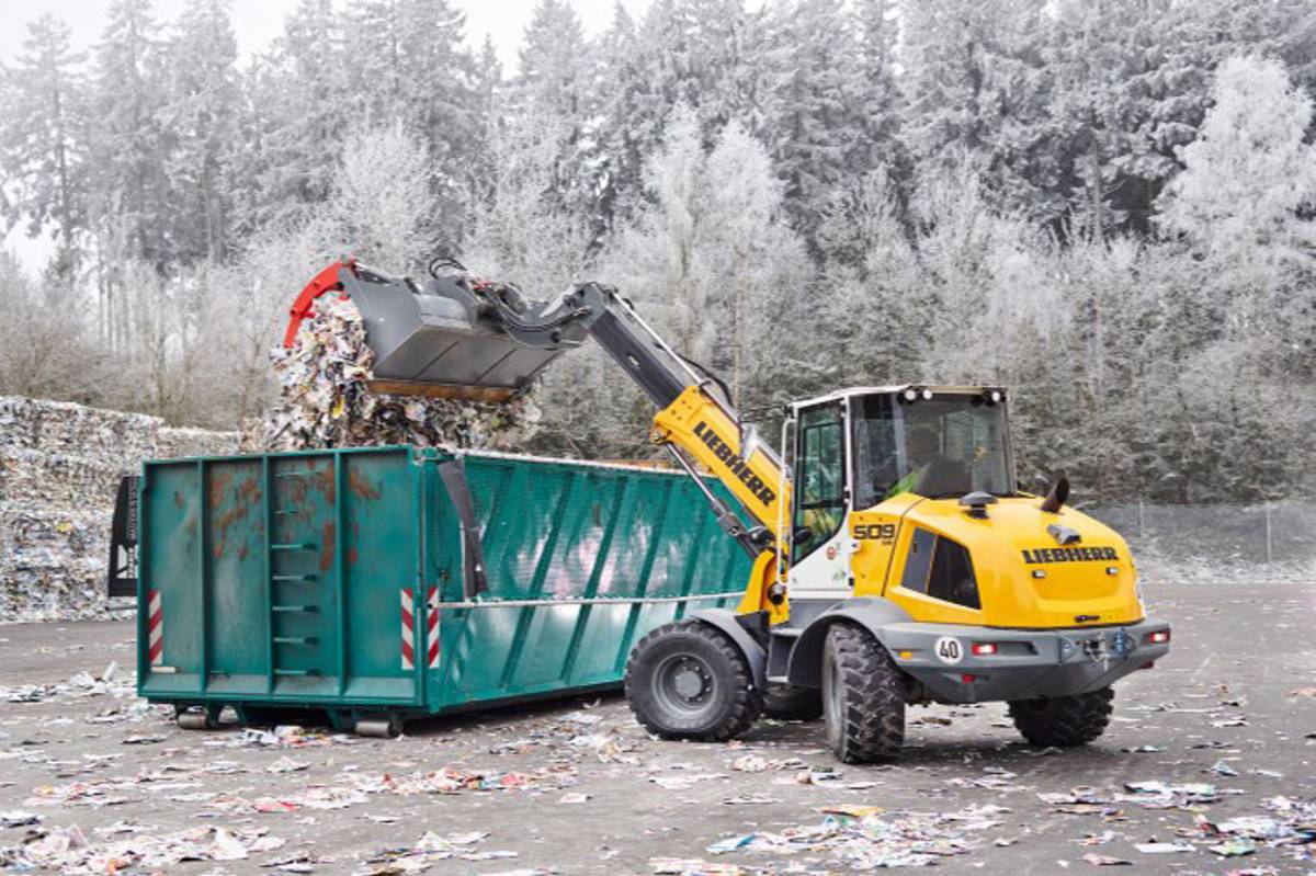 The Liebherr L 509 Tele telescopic wheel loader is a versatile machine for the recycling industry.