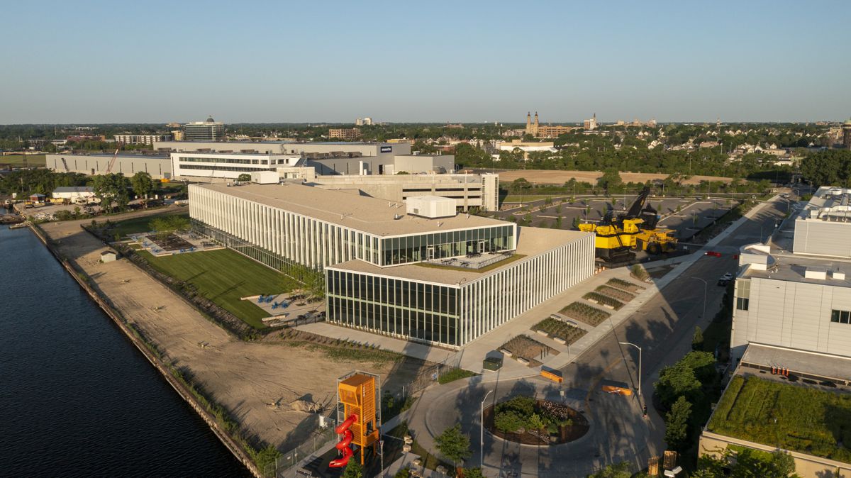 Komatsu opens new Manufacturing Facility in Milwaukee