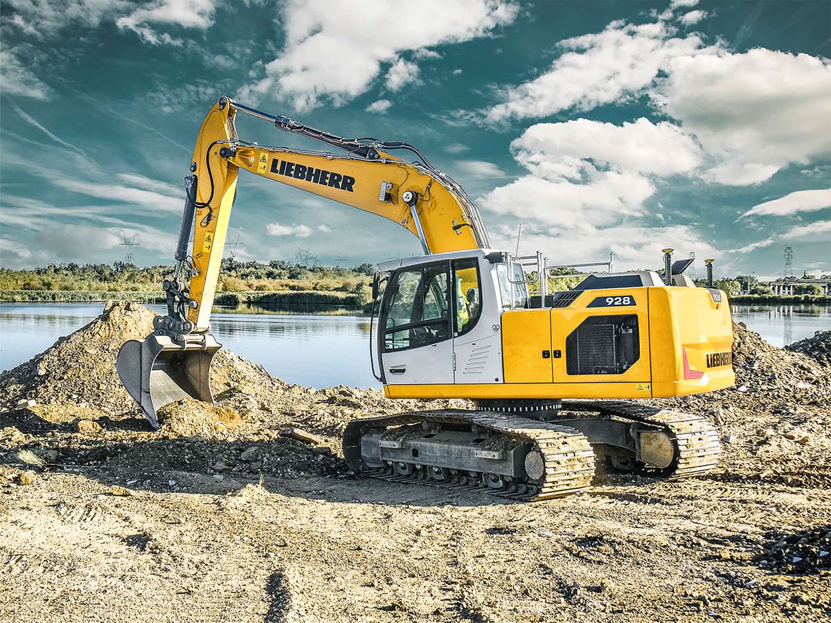 At Bauma 2022 the R 928 is presented with factory-installed semi-automatic machine control from Leica Geosystems.