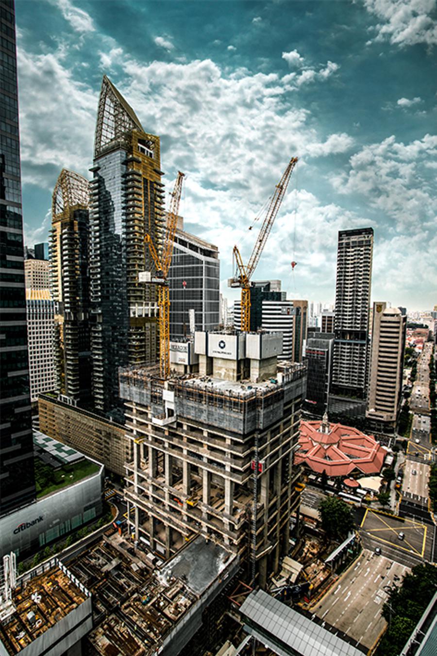 Two Liebherr luffing jib cranes are currently working on the construction of one of the two towers of the Central Boulevard Towers in Singapore.