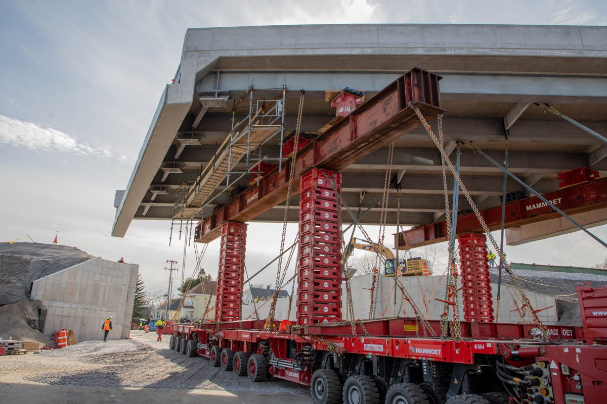 Mammoet moves new bridge section into place