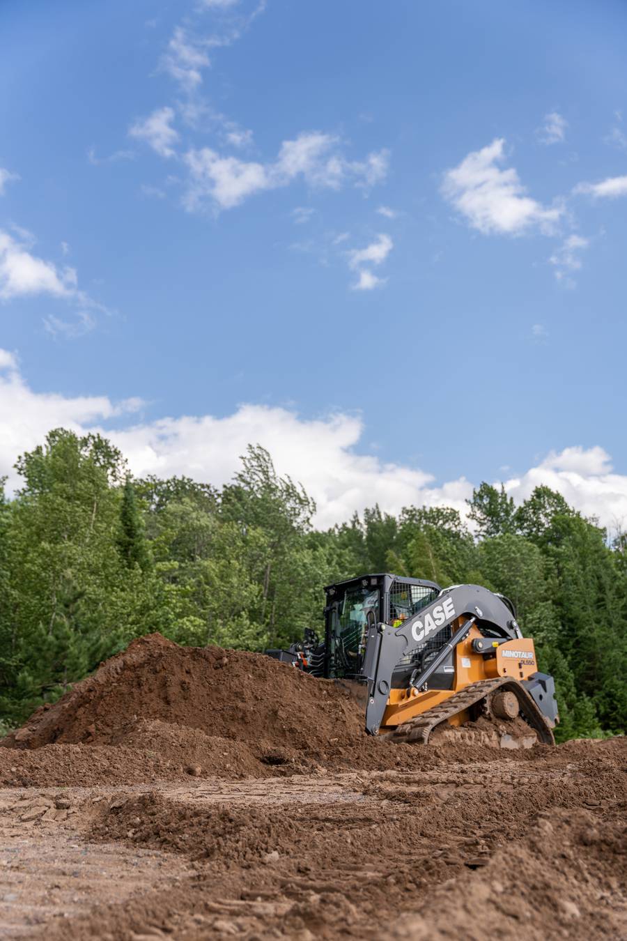 CASE introduces new CASE Minotaur™ DL550 Compact Dozer Loader