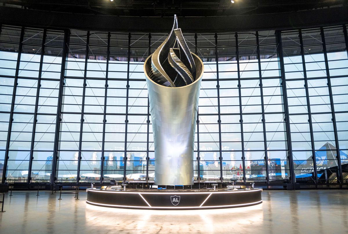 The finished Al Davis Memorial Torch stands 93 feet tall and is the largest free-standing, 3D-printed structure in the world. The reinforced polycarbonate substructure is finished with 1,148 machined aluminum façade panels giving the structure it’s polished silver appearance.