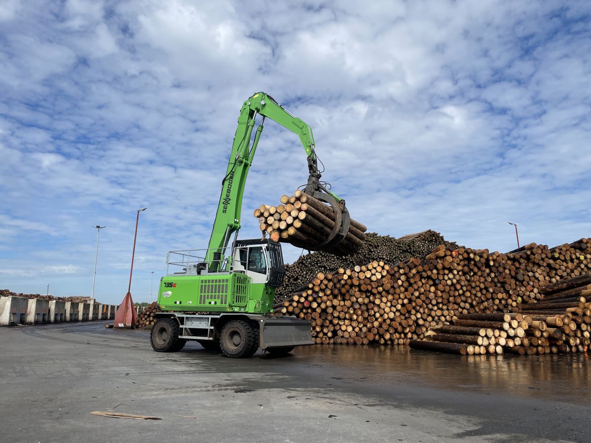 SENNEBOGEN introduces a dynamic Hybrid Timber Handler 