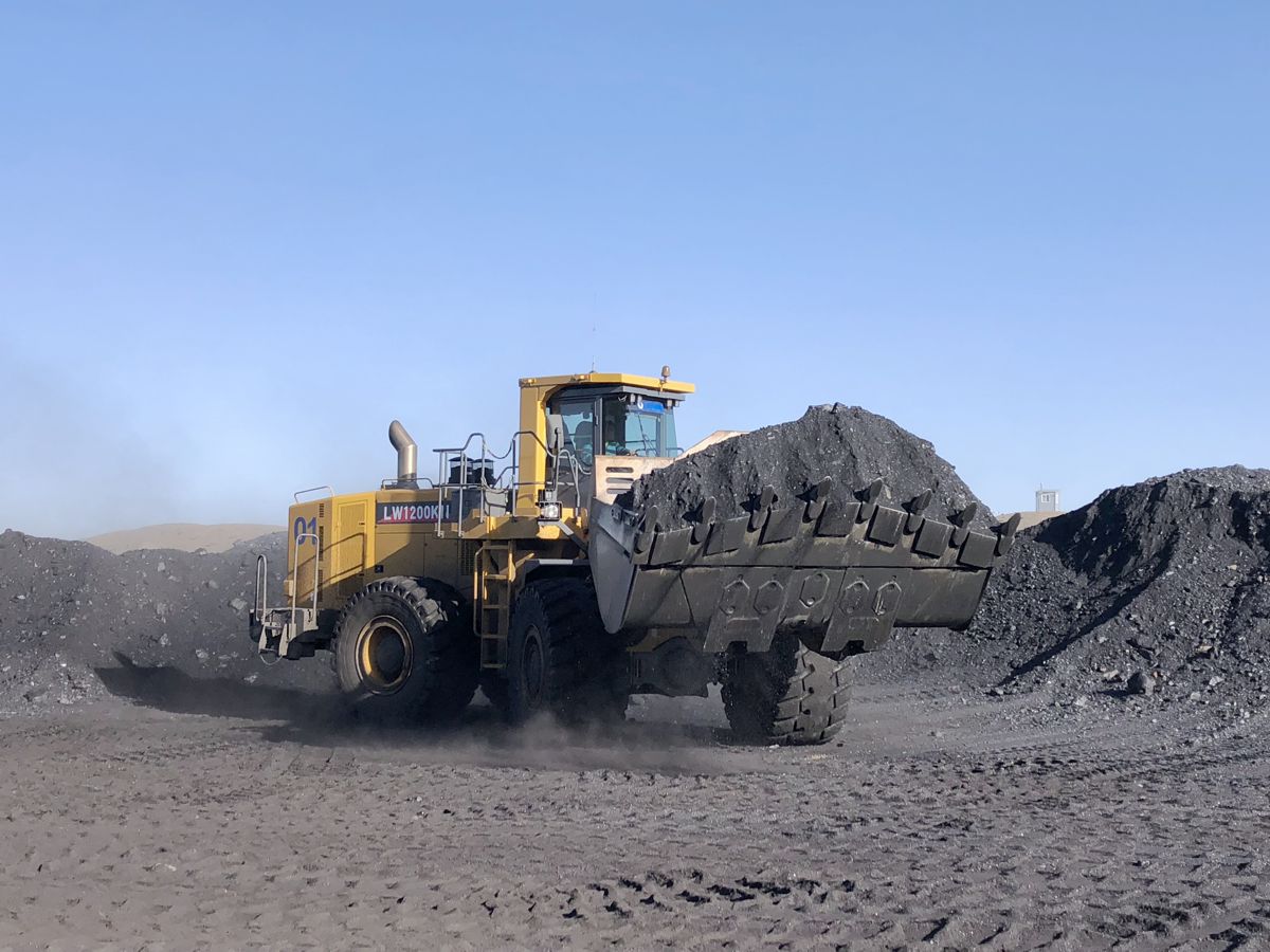 XCMG super-tonnage LW1200KN and LW900KN Loaders delivered to Central Asia
