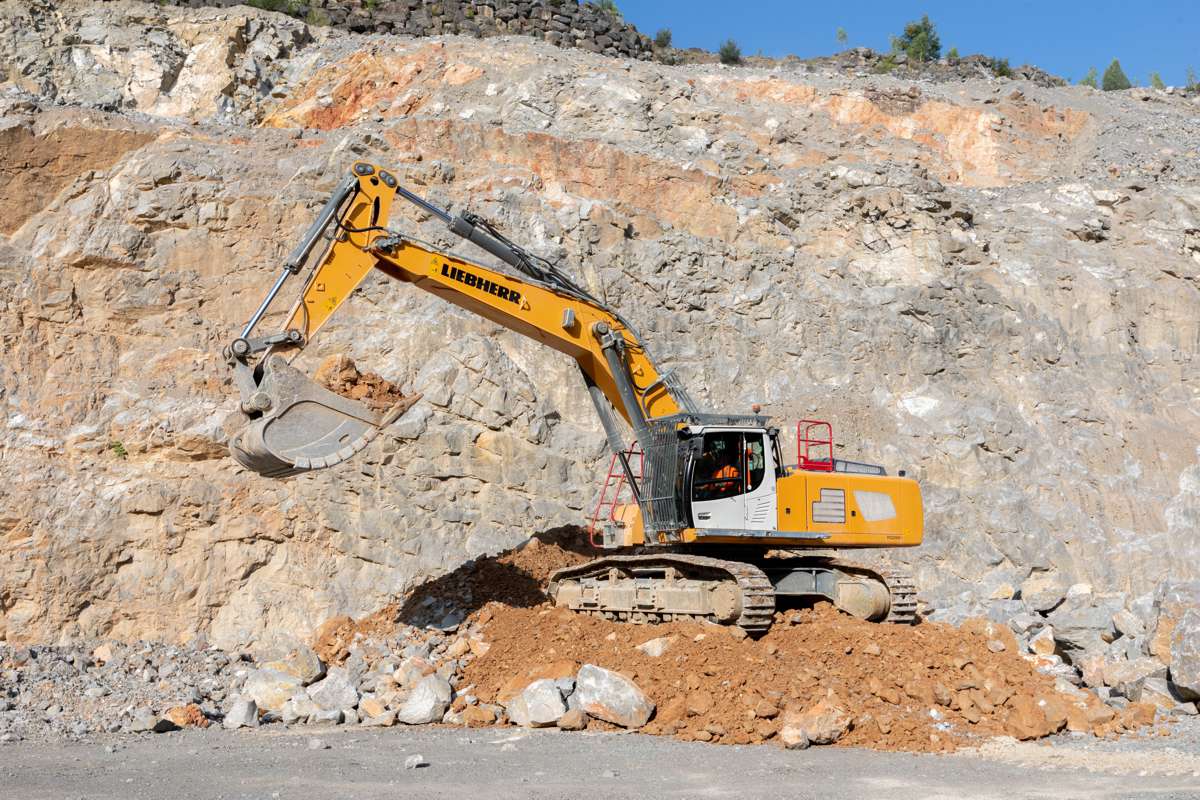 The R 960 SME excavator is the ideal tool for removing rock thanks to improved controls and higher performance.