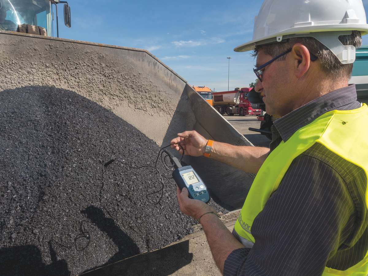 Reduced-temperature asphalt offers a high potential for saving energy and CO₂: The key contribution comes from the production, i.e. from a Benninghoven asphalt mixing plant with the appropriate technology.