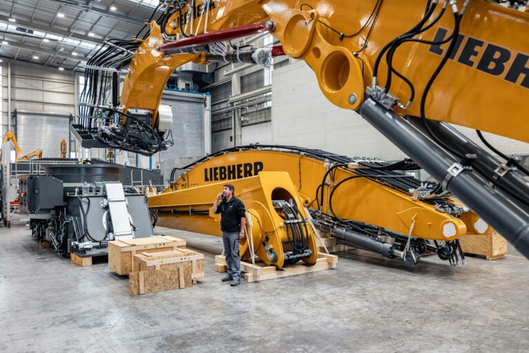 Manufacturing a Liebherr Material Handling Machine