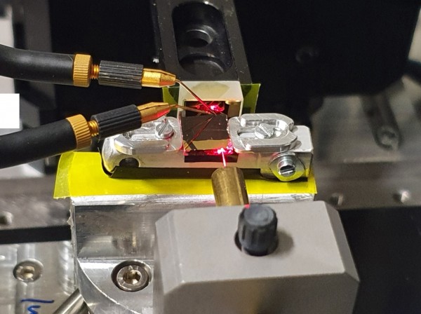 Credit: Empa The experimental setup: A red alignment laser was used to visualize the beam path from the fiber into the optical waveguide and its reflection at a gold mirror. Two microprobes were used to contact the photoconductor, the size of which is in the subwavelength range.