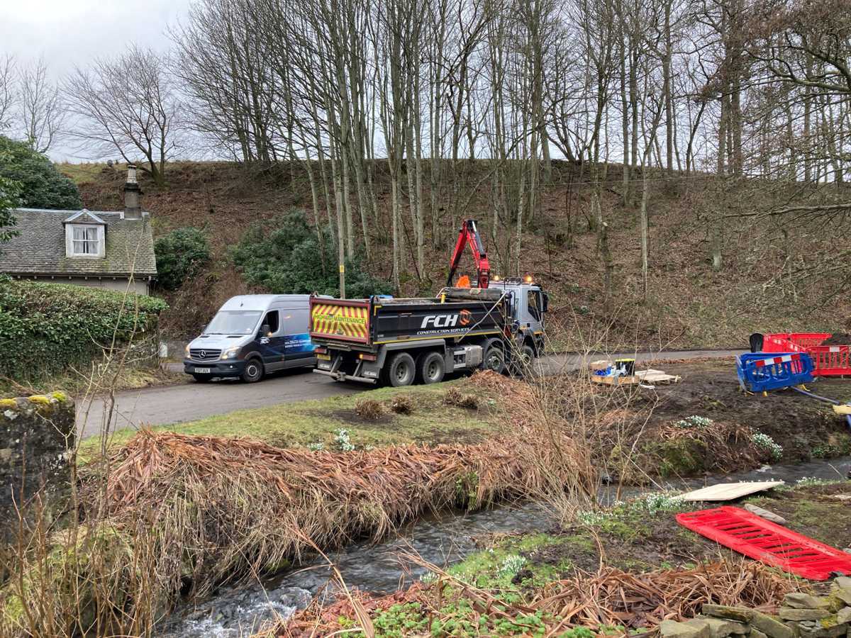 Running a water pipe under a stream with a TRACTO PS60 GRUNDOPIT