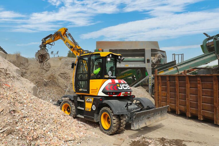 JCB Hydradig wins high praise for manoeuvrability by Scottish Waste Firm