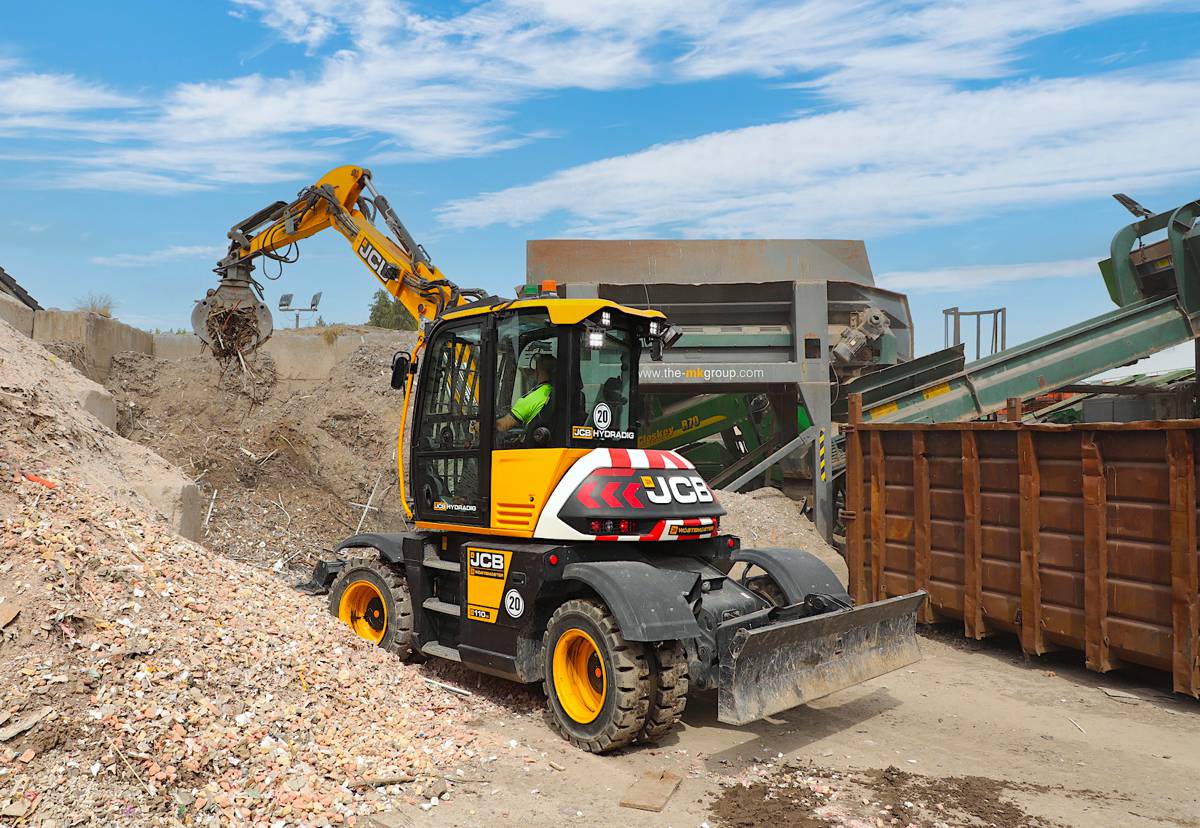 JCB Hydradig wins high praise for manoeuvrability by Scottish Waste Firm