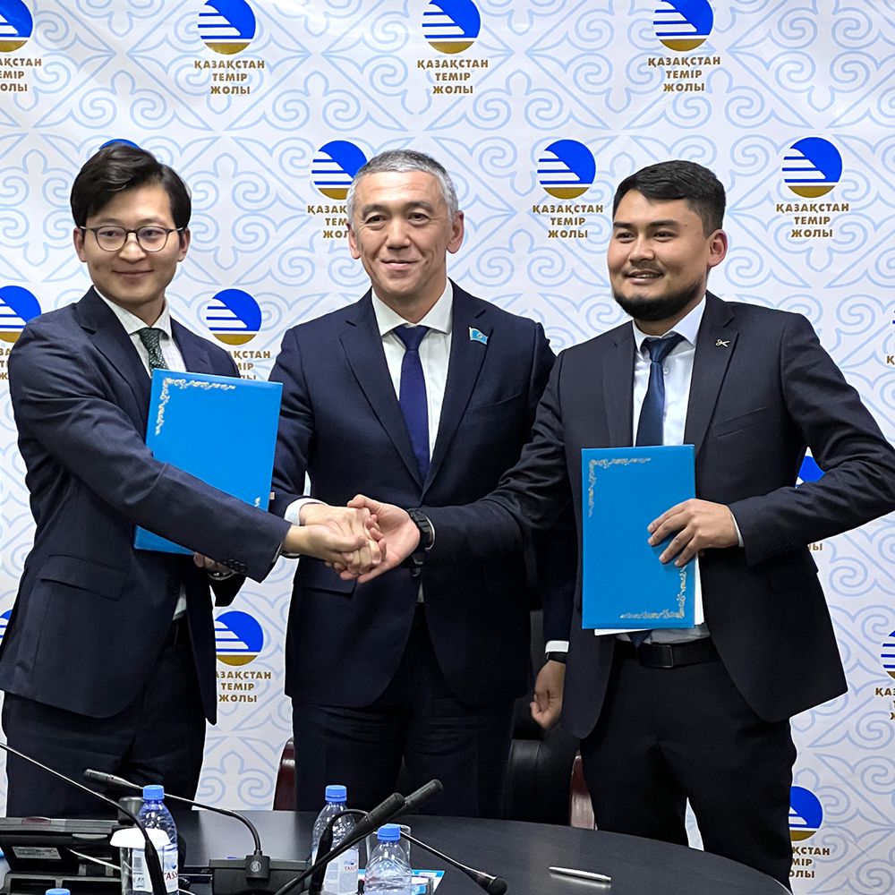 Left to right: Ivan Wang, Country Manager of Hytera Kazakhstan; Batyr Kotyrev, Chief Engineer of KTZ; Bayzakov B.M., Director of BT Signal