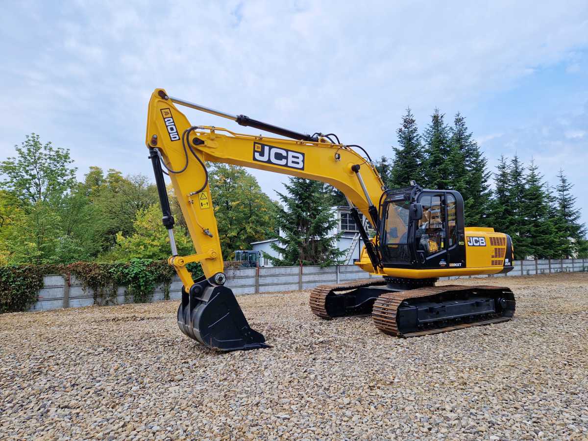 The JCB 205 NXT, weighing 20.5 tonnes, is a mid-sized crawler excavators. It is up for auction at the industrial auction house Surplex until 28 November, along with other high-quality construction equipment. (© Surplex).