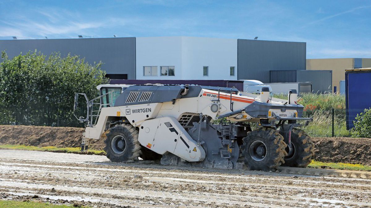 The AutoTrac automatic steering system makes Wirtgen cold recyclers and soil stabilisers even more efficient.