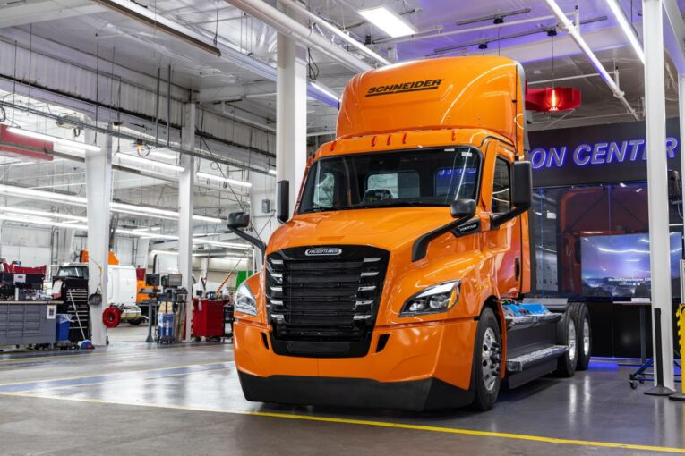 100 Freightliner eCascadia Electric Trucks destined for Schneider's Fleet