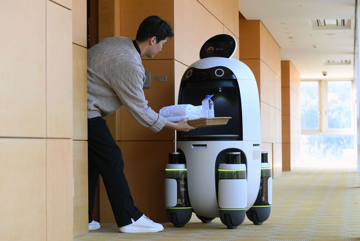 Hyundai Robots roll out in Last-mile Delivery Pilot Programs
