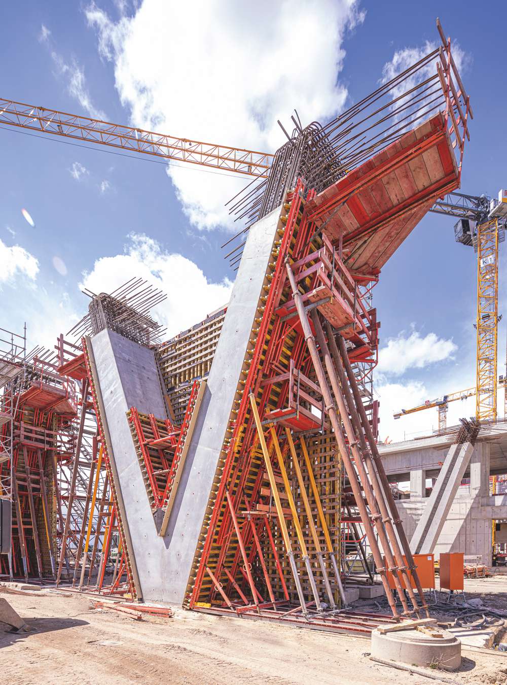 Construction of Frankfurt Airport Terminal 3 accelerated by PERI Customised formwork