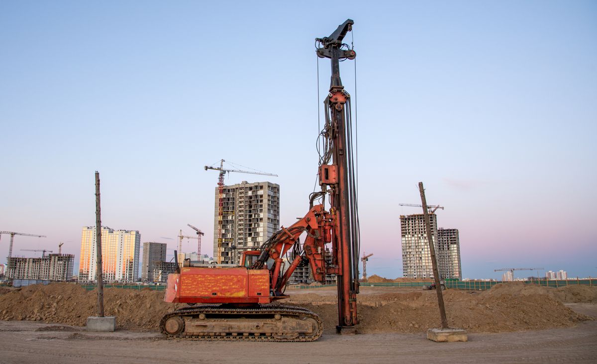 Vertical tamrock pile foundation drilling machine. Drill rig at construction site. Ground Improvement techniques, vibroflotation probe. Vibro compaction method. Piling Contractors