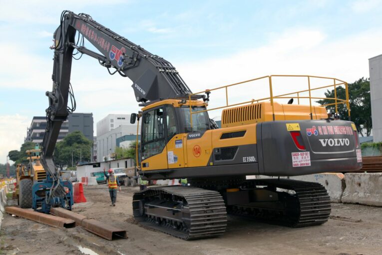OKP in Singapore chooses Volvo Vibro Hammer for Sheet Piling applications