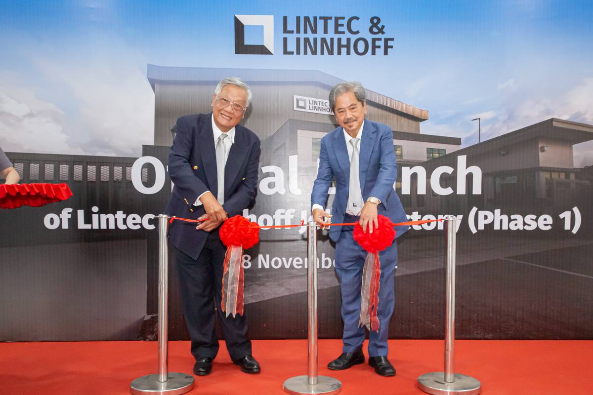 Daniel Chan, Chairman (Left), and Tan Suan Yap, Executive Director (Right) inaugurate Lintec & Linnhoff Holdings' newest manufacturing facility in Johor, Malaysia.
