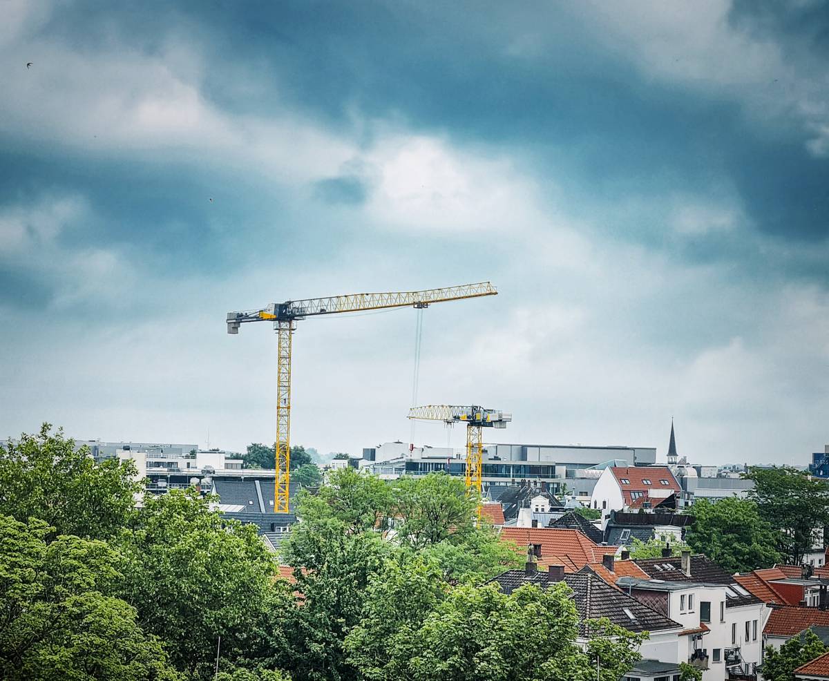 Flat-top cranes from Liebherr prove their flexibility for Hüffermann Krandienst