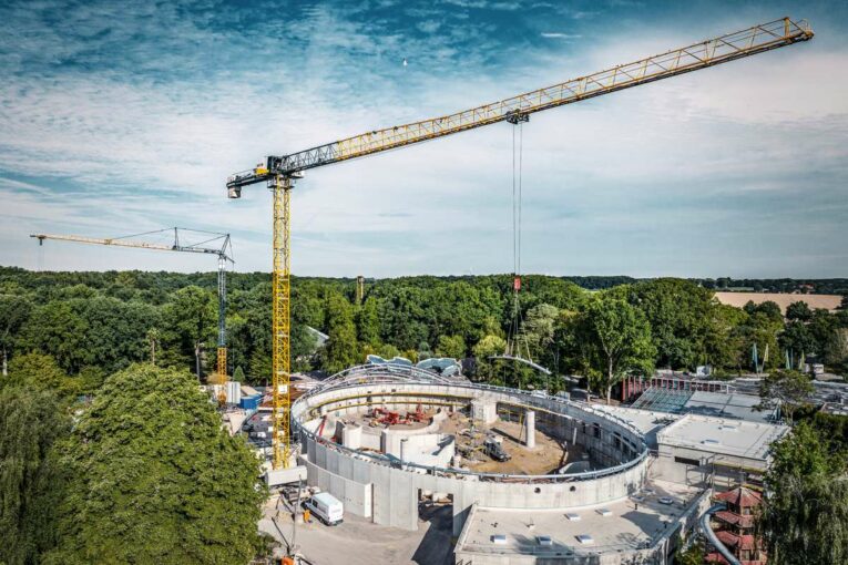 Flat-top cranes from Liebherr prove their flexibility for Hüffermann Krandienst