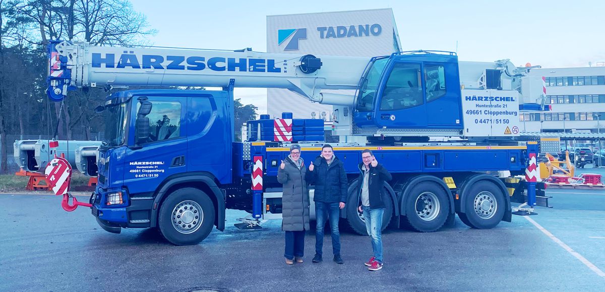 Left to right: Managing Director Sylvia Fredeweß, son Maximilian Fredeweß, and crane operator Heiner Buschermöhle