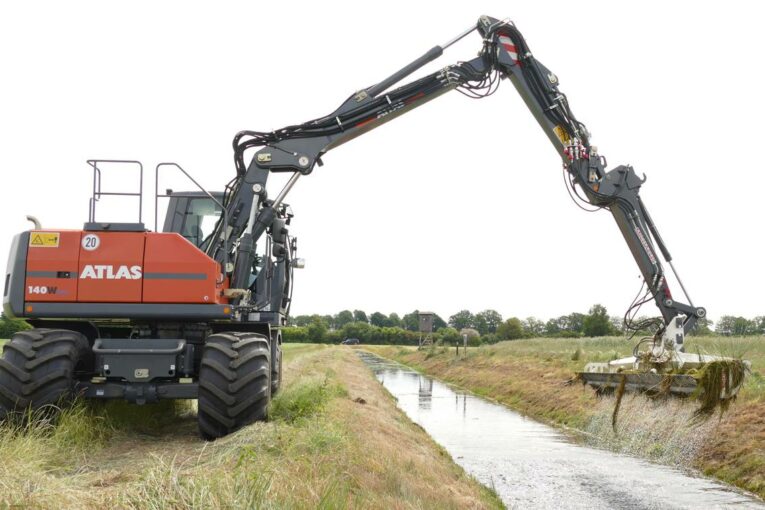 Big Foot meets an ATLAS Excavator