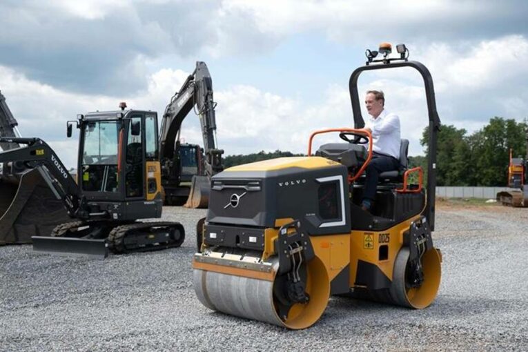 VolvoCE celebrates Electric Equipment manufacturing in North America