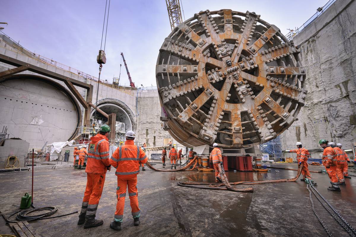 After the breakthrough of the first tunnel inFebruary 2023, the Herrenknecht specialists
rotated the 1,450 tonne shield machine together
with the cutting wheel by 180° to drive the second
tunnel in the opposite direction.