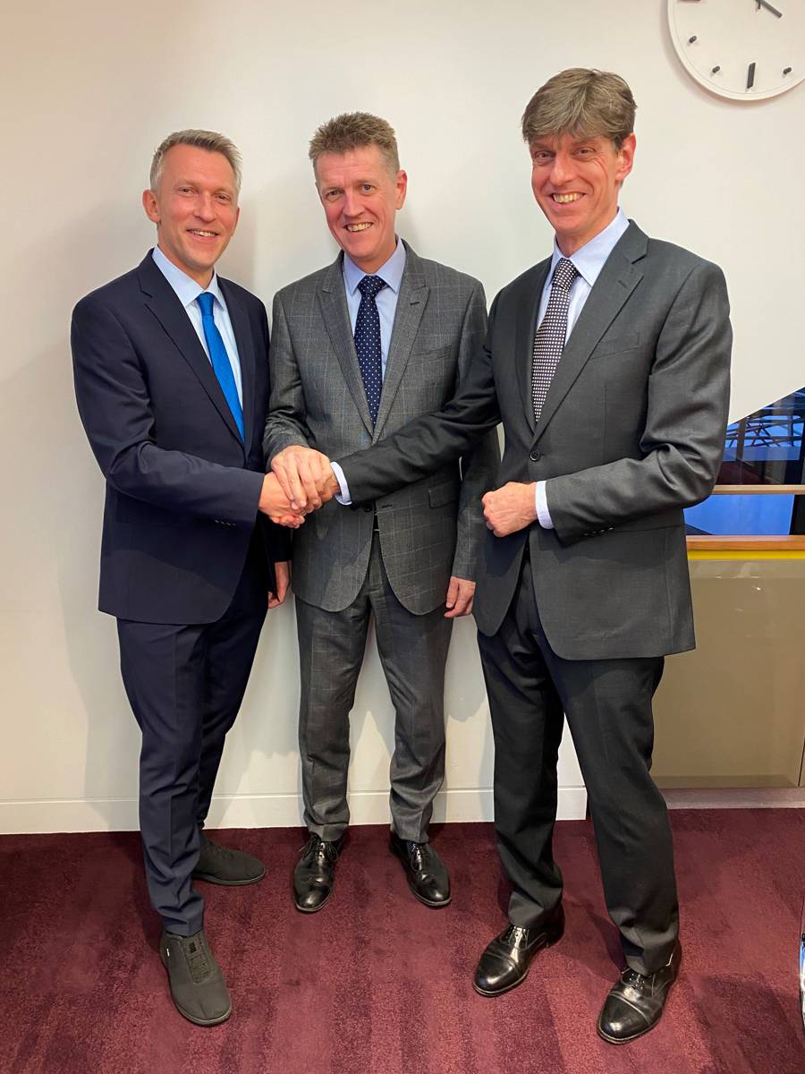 Happy about the expansion in the UK: Daniel Weippert, Managing Director of Tsurumi Europe, with Matthew and Jamie Hill from Obart Pumps (from left to right) (Photo: Tsurumi)