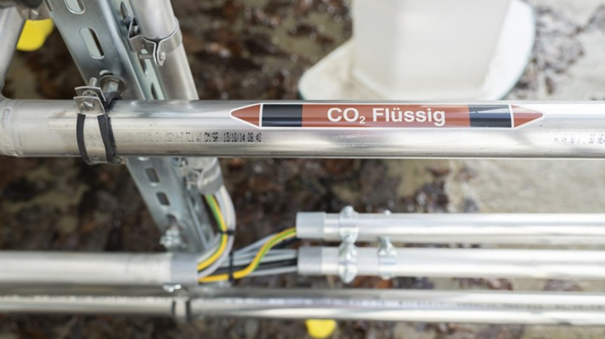 Credit: Image: neustark AG Preparation for gassing: In order for the carbon dioxide to react with recycled granulate, it must be converted from a liquid to a gaseous state after delivery.