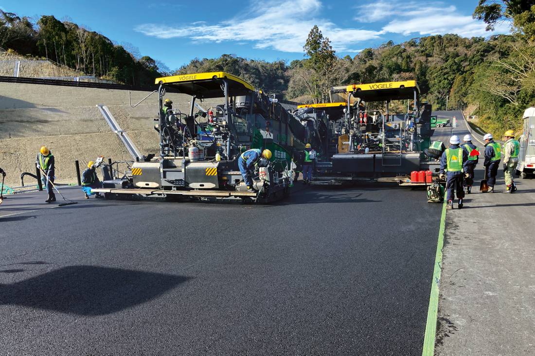 Vögele Paving Train lays the perfect Racing Track for Magarigawa Club in Japan
