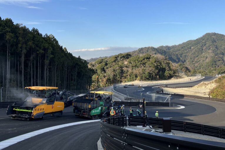 Vögele Paving Train lays the perfect Racing Track for Magarigawa Club in Japan