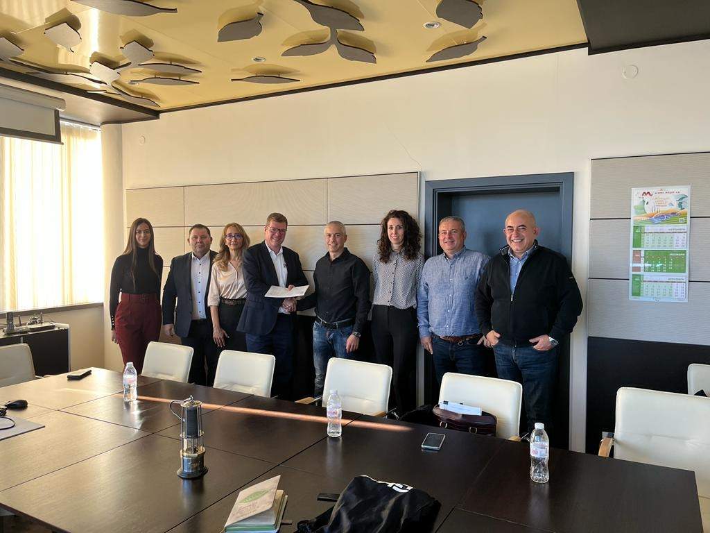 Moving forward together: GHH CEO Dr Jan Petzold (2nd from left) shaking hands with Chenko Gerov, Managing Director of Breznik Minerals (photo: GHH)