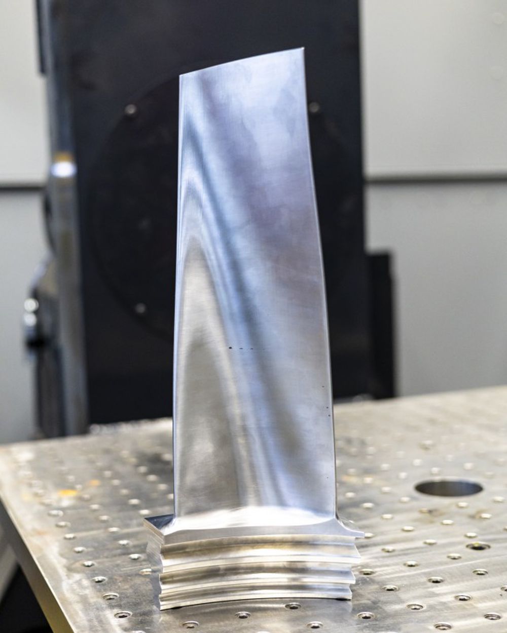 Credit: Credit: Carlos Jones/ORNL, U.S. Dept. of Energy Contoured steam turbine blades require a very precise shape, with contoured curves that narrow toward the tip. Wire arc 3D printing had not previously been used to make a rotating component of this scale.