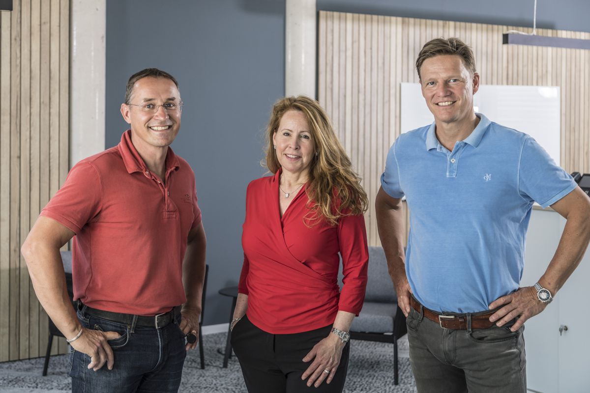 The management team of Surplex, one of the leading auction houses for used machinery in Europe: Uli Stalter, Ghislaine Duijmelings, and Michael Werker (from left to right). (© Surplex).