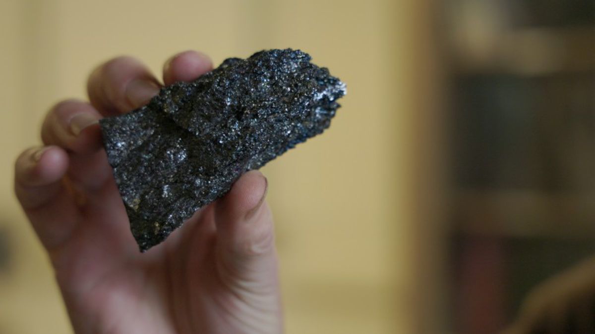 Credit: Georgia Institute of Technology Bulk polycrystalline silicon carbide (carborundum) that is produced by heating silicon oxide and carbon in an electric furnace.